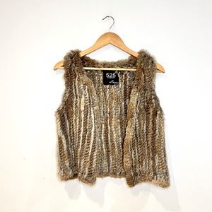 525 america luxe. Sleeveless coat in real rabbit fur in very good condition. Xs
